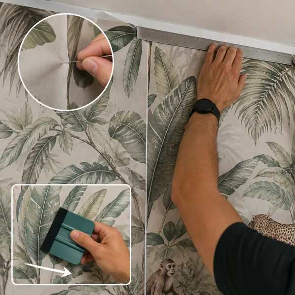 Alisando o papel de parede com a espátula e cortando o excesso